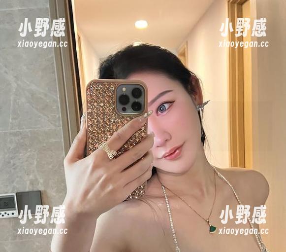 微密圈 - 不爱笑的赛琳的全身渔网私拍原图，不得不说太会挑场景了！