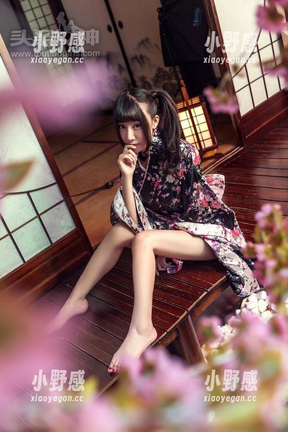 头条女神 - 高萌萌的短裙探险：美图图集里的俏皮瞬间