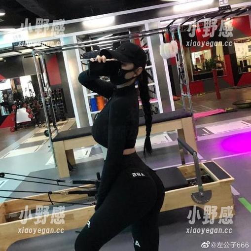 微密圈 - 私拍大赛：左公子666美脚特训，连小猫都为之陶醉！