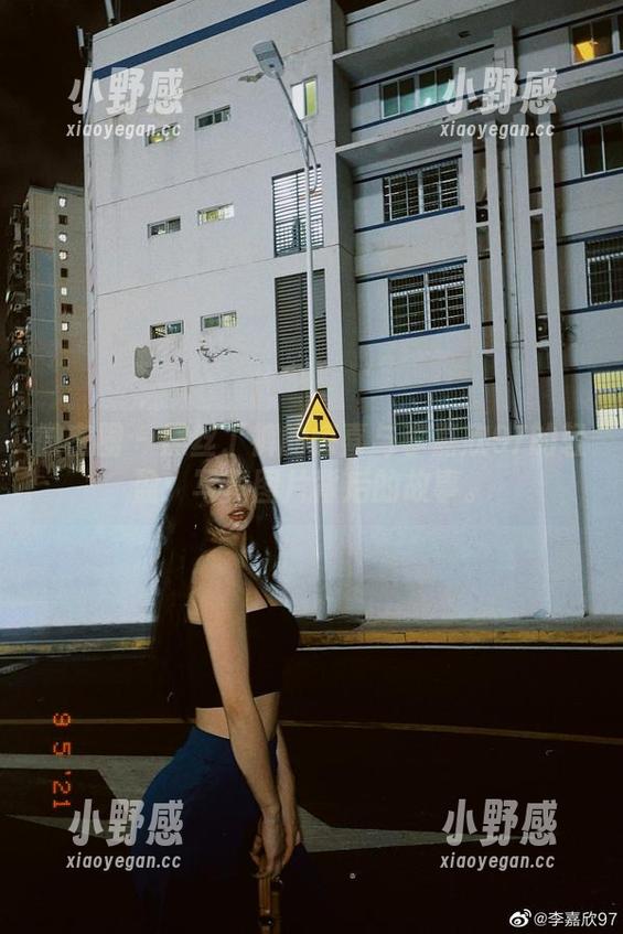 微密圈 - 黑丝丁裤的惊喜与李嘉欣97的轻盈：写真图片背后的故事。