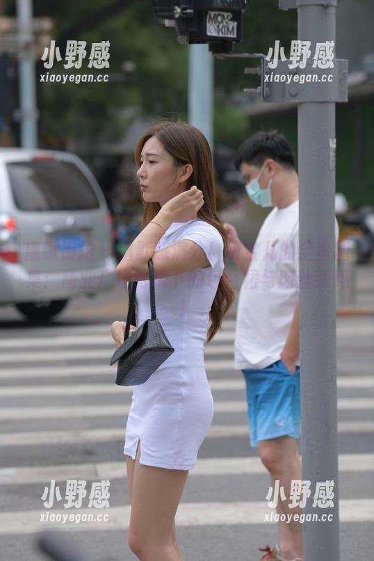 魔镜街拍 - 幽默感满分！萌宝儿的全套图集：商业广场哈镜下的包臀裙与肉丝戏码！